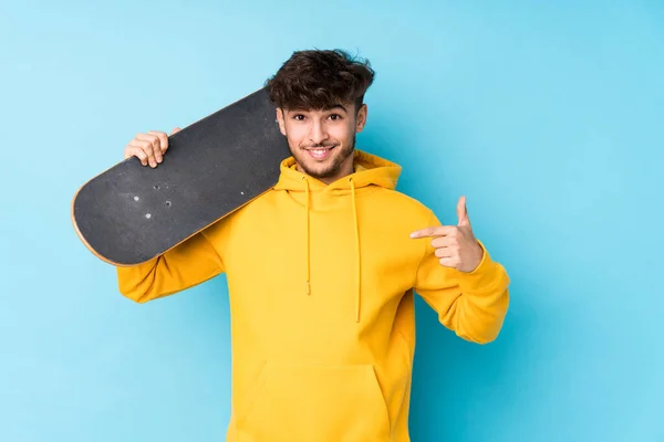 Jovem Patinador Árabe Homem Isolado Pessoa Apontando Mão Para Espaço — Fotografia de Stock