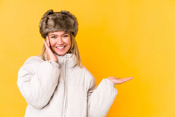 Mulher Caucasiana Jovem Vestindo Uma Roupa Inverno Isolado Mantém Espaço — Fotografia de Stock