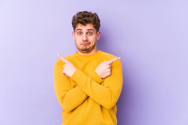 Giovane Biondo Capelli Ricci Uomo Caucasico Punti Isolati Lateralmente Sta — Foto Stock