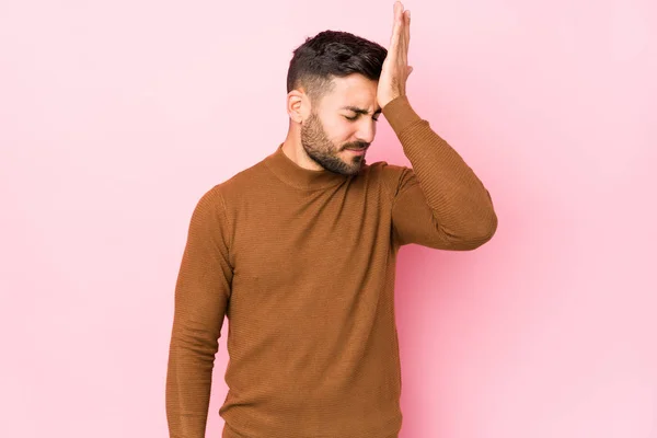 Young Caucasian Man Pink Background Isolated Forgetting Something Slapping Forehead — Stock Photo, Image