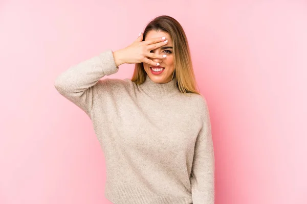 Žena Středního Věku Přes Izolované Pozadí Bliká Kameru Skrz Prsty — Stock fotografie