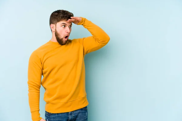 Junger Kaukasischer Mann Isoliert Auf Blauem Hintergrund Der Weit Weg — Stockfoto