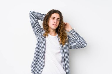 Uzun saçlı genç adam, izole edilmiş, esnek kollar, rahat bir pozisyon..