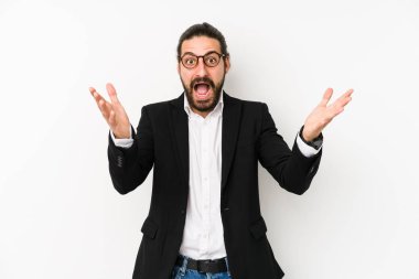 Beyaz bir arka planda izole genç beyaz iş adamı hoş bir sürpriz alıyor, heyecanlı ve el kaldırıyor..