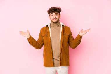 Yalnız poz veren genç bir Arap. 