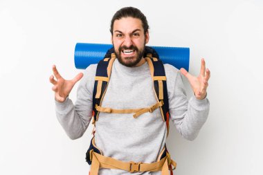 Genç bir sırt çantalı adam beyaz bir arka planda izole edilmiş öfkeyle bağırıyor..