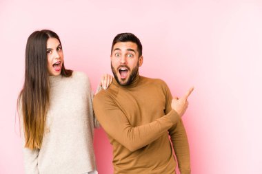 Kafkasyalı genç çift yan tarafı işaret ediyor.