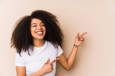 Genç afro-amerikan kadın bir kopya alanı için işaret, heyecan ve arzu ifade.