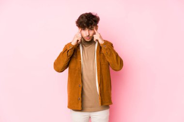 Yalnız poz veren genç bir Arap.