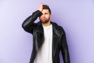 Mor arka planda izole olmuş genç bir adam bir şeyi unutuyor. Alnına avuç içi ile vuruyor ve gözlerini kapıyor..