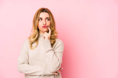 Süveter giyen genç, sarışın, yalnız ve kuşkulu bir kadın..