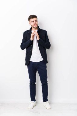 Tam vücut Kafkasyalı genç adam, aklında bir plan kurarak, bir fikir oluşturdu..