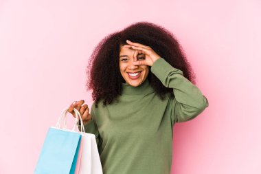 Genç afro kadın alışverişte soyutlanmış genç afro kadın yalnız başına bir afro kadın satın alıyor yalnız bir gül tutuyor heyecanlı jestler yapıyor