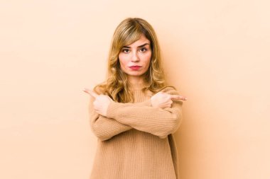 Sarışın, beyaz bir kadın iki seçenek arasında seçim yapmaya çalışıyor..