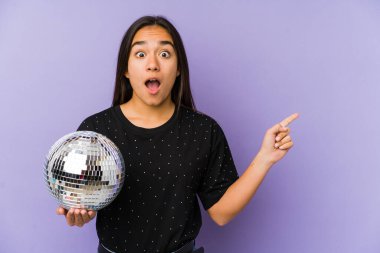 Genç Asyalı bir kadın bir balo düzenliyor.