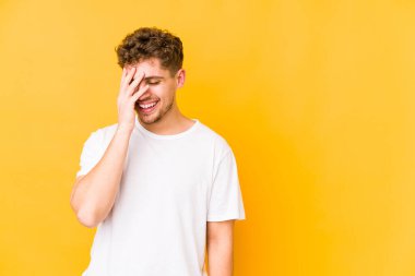  Gülen mutlu, kaygısız, doğal duygu.