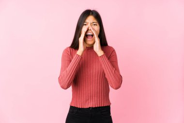 Genç Çinli kadın münzevi pozu veriyor..