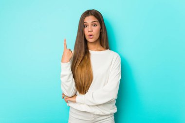 Genç zayıf kadının harika bir fikri var, yaratıcılık kavramı..