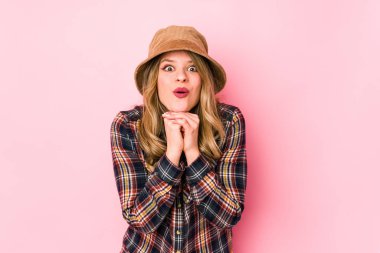 Kafkasyalı şapkalı genç bir kadın şans diliyor, şaşırıyor ve ağzını açıyor..