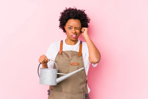 Giovane Donna Giardiniere Afroamericana Che Copre Orecchie Con Mani — Foto Stock