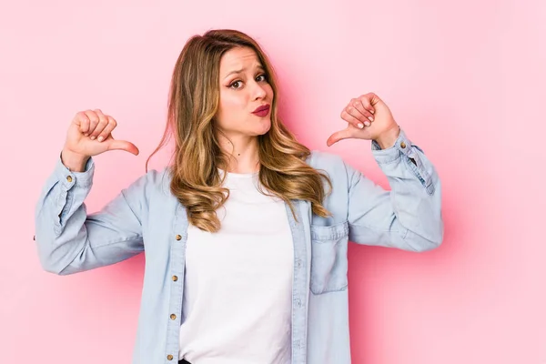 Mujer Joven Caucásica Aislada Sobre Fondo Rosa Siente Orgullosa Segura — Foto de Stock