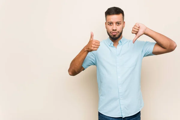 Jonge Zuid Aziatische Man Met Duimen Omhoog Duimen Omlaag Moeilijk — Stockfoto