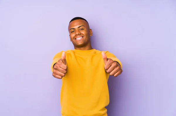 Joven Latino Aislado Sobre Fondo Púrpura Con Pulgares Arriba Vítores —  Fotos de Stock