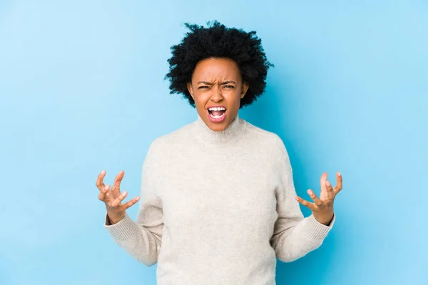 Středověký Africký Američan Žena Proti Modré Pozadí Izolované Křičí Vzteky — Stock fotografie
