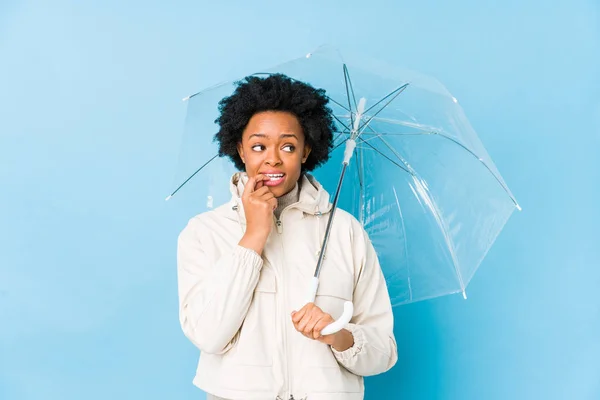 Ung Afrikansk Amerikansk Kvinna Håller Ett Paraply Isolerad Avslappnad Tänker — Stockfoto