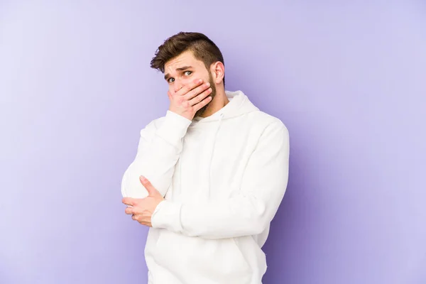 Joven Caucásico Aislado Sobre Fondo Púrpura Asustado Asustado — Foto de Stock