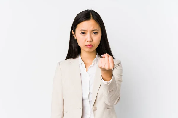 Junge Chinesische Geschäftsfrau Isoliert Zeigt Faust Die Kamera Aggressiver Gesichtsausdruck — Stockfoto