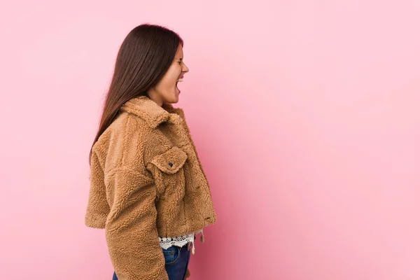 Joven Linda Mujer Gritando Hacia Espacio Copia — Foto de Stock