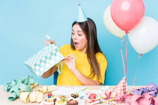 Jovem Mulher Caucasiana Preparando Uma Festa Aniversário — Fotografia de Stock