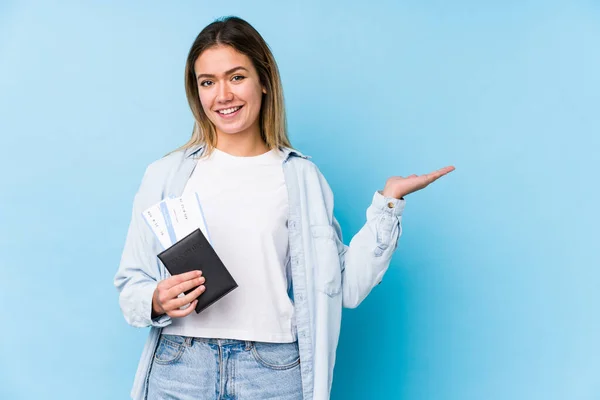 Mujer Caucásica Joven Sosteniendo Pasaporte Aislado Mostrando Espacio Copia Una — Foto de Stock