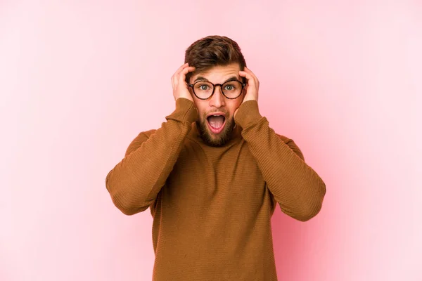 Ung Kaukasisk Man Isolerad Rosa Bakgrund Skrikande Mycket Upphetsad Passionerad — Stockfoto