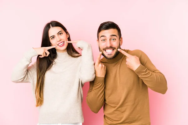 Jovem Casal Caucasiano Isolado Sorrisos Apontando Dedos Para Boca — Fotografia de Stock