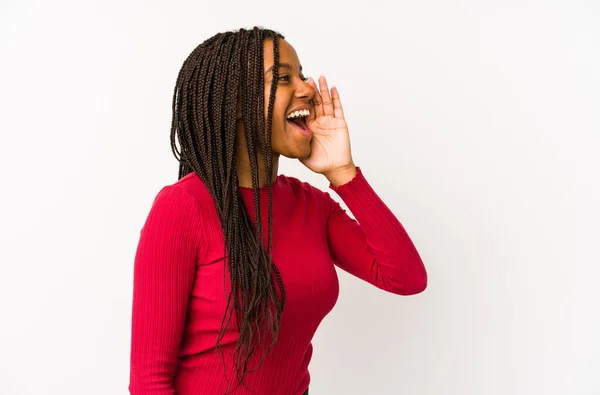 Jovem Afro Americana Isolada Gritando Segurando Palma Perto Boca Aberta — Fotografia de Stock