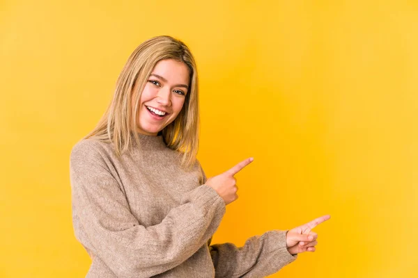 Mladé Blondýny Žena Izolované Žlutém Pozadí Vzrušený Ukazující Ukazováčky Pryč — Stock fotografie