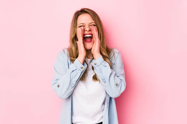 Joven Mujer Caucásica Aislada Sobre Fondo Rosa Gritando Emocionada Frente — Foto de Stock