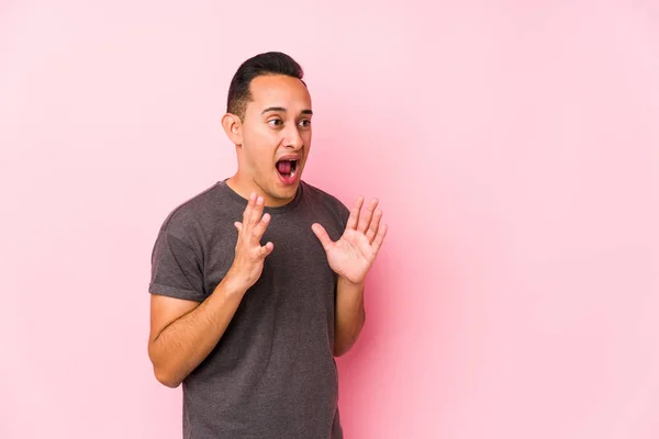 Yooung Latin Man Poseren Een Roze Achtergrond Schreeuwt Luid Houdt — Stockfoto