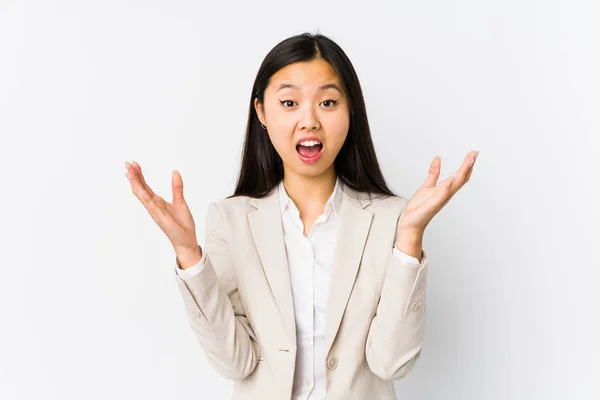 Jonge Chinese Zakenvrouw Geïsoleerd Ontvangen Van Een Aangename Verrassing Opgewonden — Stockfoto