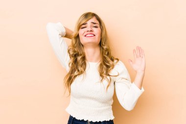 Genç sarışın, beyaz kadın öfkeyle bağırıyor..