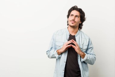 Beyaz bir geçmişe sahip genç ve yakışıklı bir adam. Kafasında bir plan kuruyor. Bir fikir kuruyor..