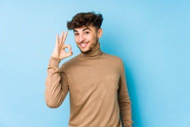 Genç Arap adam neşeli ve kendinden emin bir şekilde izole edildi..