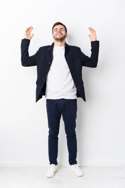 Tam vücut Kafkasyalı genç adam gökyüzüne doğru bağırıyor, yukarı bakıyor, hayal kırıklığına uğramış..