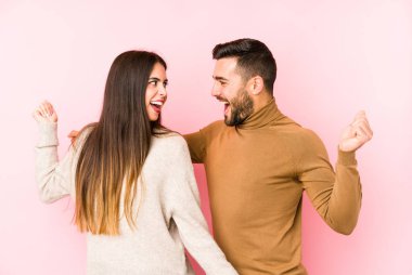 Genç beyaz çift yalnız dans ediyor ve eğleniyor..