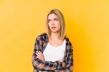 Sarışın, beyaz bir kadın sürekli tekrarlanan bir görevden yoruldu..