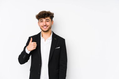 Genç Arap iş adamı kendini izole edip gülümsüyor ve başparmağını kaldırıyor.