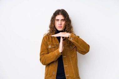 Uzun saçlı adam izole edilmiş bir şekilde poz veriyor..