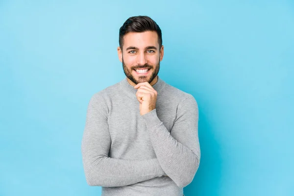 Jonge Blanke Man Tegen Een Blauwe Achtergrond Geïsoleerde Glimlachende Gelukkig — Stockfoto